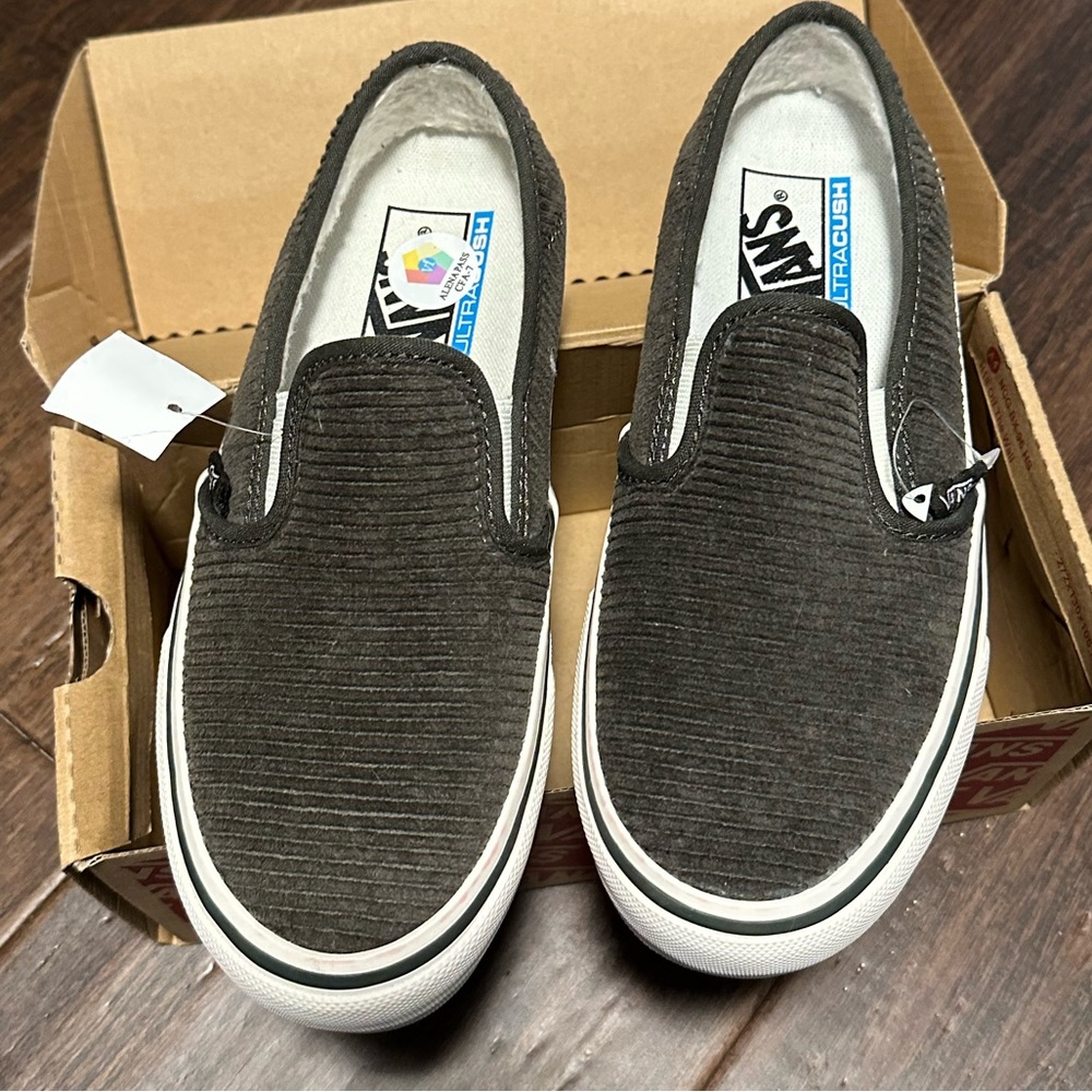 BNIB Vans corduroy classic slip-on sneakers